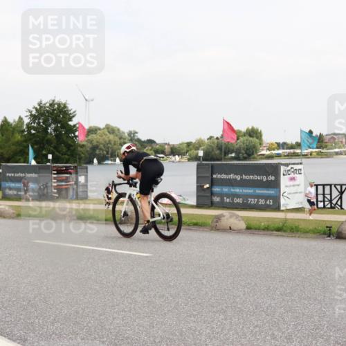 21.06.2025 - 27. Vierlanden-Triathlon H.Heesch http://msf.ph/oto/8015464 15.06.2025 12:03:36 Radfahren 911, 917 meine-sportfotos.de