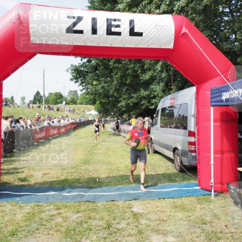 21.06.2025 - 27. Vierlanden-Triathlon MichiJ http://msf.ph/oto/8015471 15.06.2026 11:32:11 Ziel 183 meine-sportfotos.de