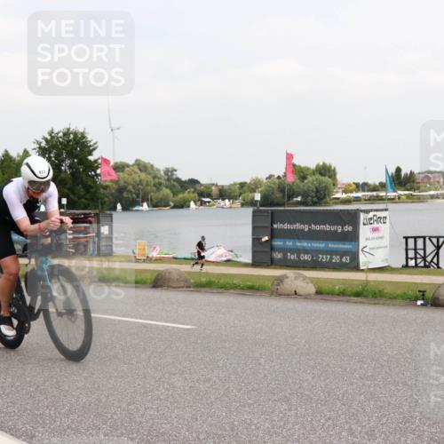 21.06.2025 - 27. Vierlanden-Triathlon H.Heesch http://msf.ph/oto/8015475 15.06.2025 12:03:37 Radfahren 911, 917, 933 meine-sportfotos.de