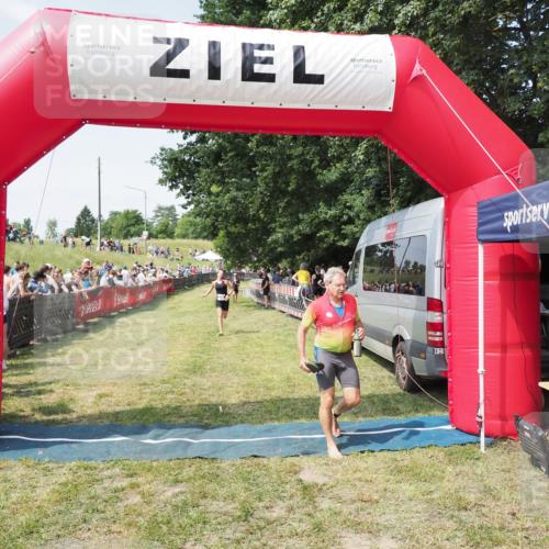 21.06.2025 - 27. Vierlanden-Triathlon MichiJ http://msf.ph/oto/8015507 15.06.2026 11:32:12 Ziel 183 meine-sportfotos.de