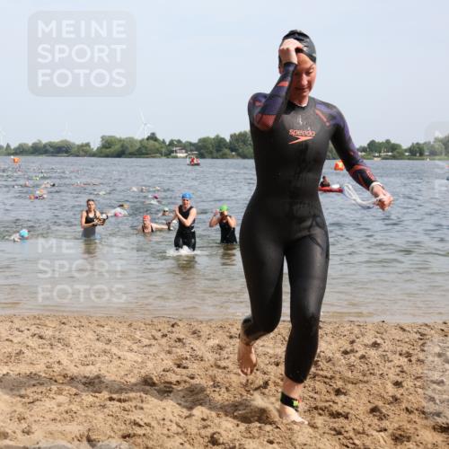 15.06.2025 - 27. Vierlanden-Triathlon Lena Gebhardt http://msf.ph/oto/8015510 15.06.2025 10:15:02 Schwimmen 476, 480, 521, 525, 528, 570, 587, 592, 593, 597, 605, 635, 1397 meine-sportfotos.de