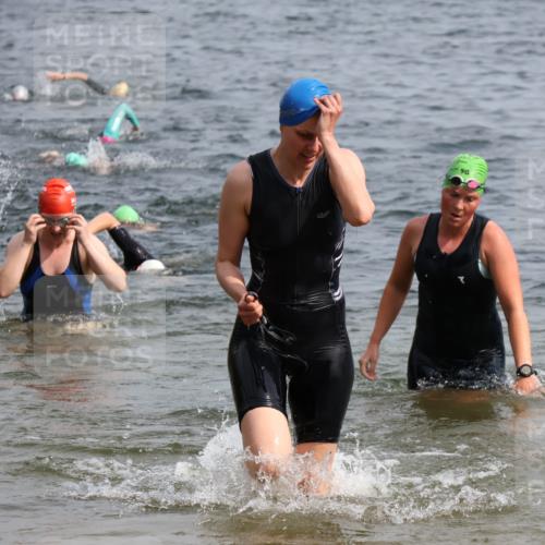 15.06.2025 - 27. Vierlanden-Triathlon Lena Gebhardt http://msf.ph/oto/8015525 15.06.2025 10:15:03 Schwimmen 476, 480, 521, 525, 528, 555, 570, 587, 592, 597, 605, 635, 1397 meine-sportfotos.de
