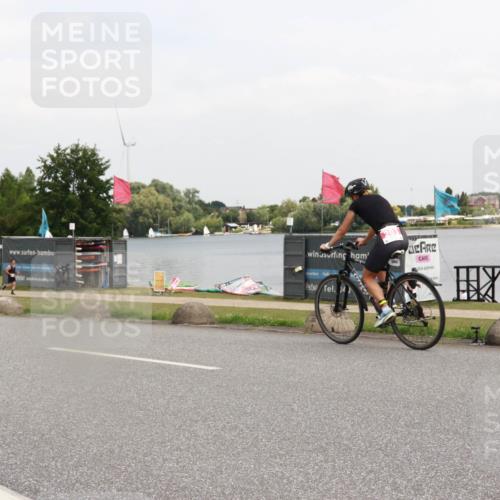 21.06.2025 - 27. Vierlanden-Triathlon H.Heesch http://msf.ph/oto/8015530 15.06.2025 12:03:40 Radfahren 911, 917, 933 meine-sportfotos.de