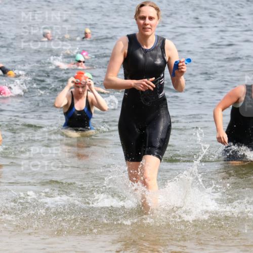 15.06.2025 - 27. Vierlanden-Triathlon Lena Gebhardt http://msf.ph/oto/8015542 15.06.2025 10:15:04 Schwimmen 480, 521, 525, 528, 555, 570, 587, 592, 597, 605, 635 meine-sportfotos.de