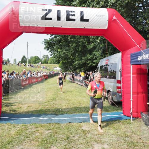 21.06.2025 - 27. Vierlanden-Triathlon MichiJ http://msf.ph/oto/8015544 15.06.2026 11:32:12 Ziel 183 meine-sportfotos.de
