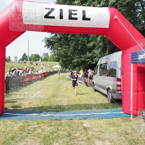 21.06.2025 - 27. Vierlanden-Triathlon MichiJ http://msf.ph/oto/8015571 15.06.2026 11:32:16 Ziel 183, 554 meine-sportfotos.de