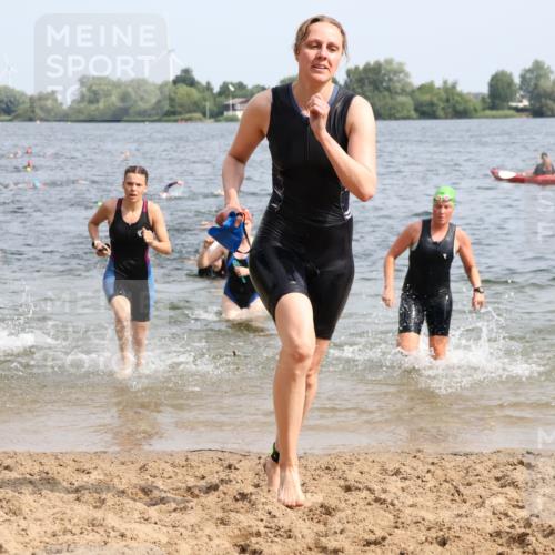 15.06.2025 - 27. Vierlanden-Triathlon Lena Gebhardt http://msf.ph/oto/8015595 15.06.2025 10:15:06 Schwimmen 480, 507, 521, 525, 528, 555, 570, 587, 592, 597, 605, 635 meine-sportfotos.de