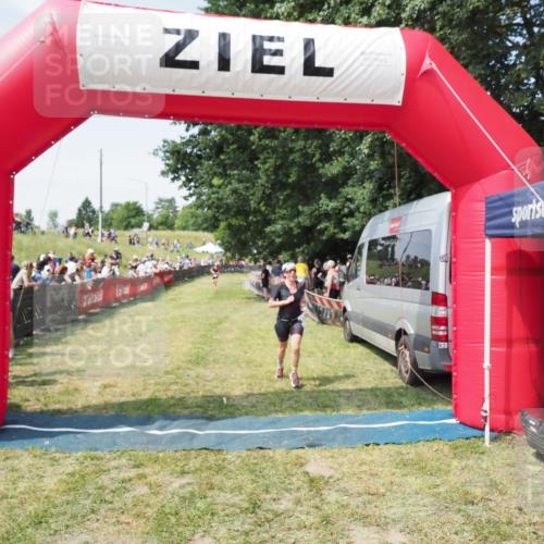 21.06.2025 - 27. Vierlanden-Triathlon MichiJ http://msf.ph/oto/8015599 15.06.2026 11:32:17 Ziel 183, 554 meine-sportfotos.de