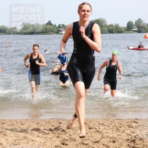 15.06.2025 - 27. Vierlanden-Triathlon Lena Gebhardt http://msf.ph/oto/8015608 15.06.2025 10:15:06 Schwimmen 480, 507, 521, 525, 528, 555, 570, 587, 592, 597, 605, 635 meine-sportfotos.de