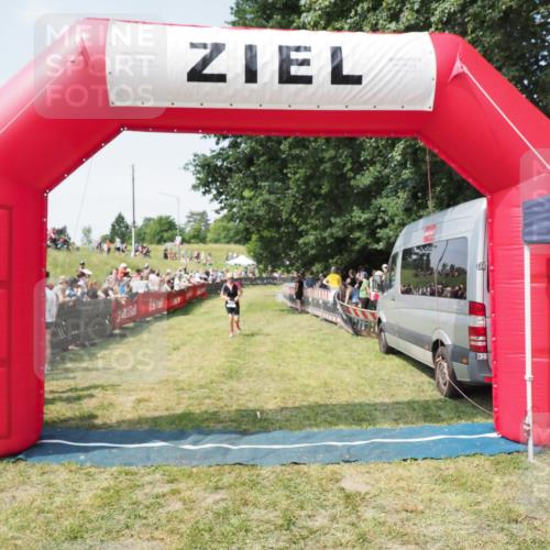 21.06.2025 - 27. Vierlanden-Triathlon MichiJ http://msf.ph/oto/8015709 15.06.2026 11:32:24 Ziel 523, 554 meine-sportfotos.de