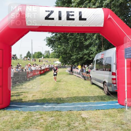 21.06.2025 - 27. Vierlanden-Triathlon MichiJ http://msf.ph/oto/8015752 15.06.2026 11:32:24 Ziel 523, 554 meine-sportfotos.de