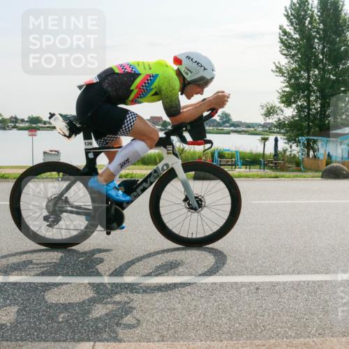 15.06.2025 - 27. Vierlanden-Triathlon H.Heesch http://msf.ph/oto/8015758 15.06.2025 09:10:56 Radfahren 54, 126 meine-sportfotos.de