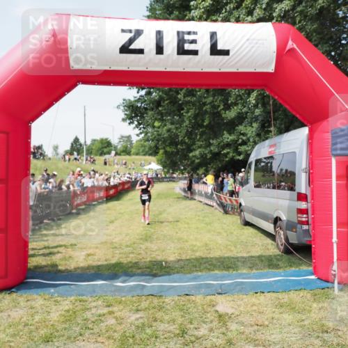 21.06.2025 - 27. Vierlanden-Triathlon MichiJ http://msf.ph/oto/8015788 15.06.2026 11:32:24 Ziel 523, 554 meine-sportfotos.de