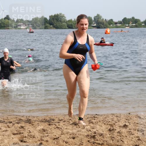 15.06.2025 - 27. Vierlanden-Triathlon Lena Gebhardt http://msf.ph/oto/8015868 15.06.2025 10:15:11 Schwimmen 480, 507, 528, 555, 579, 587, 597, 635 meine-sportfotos.de