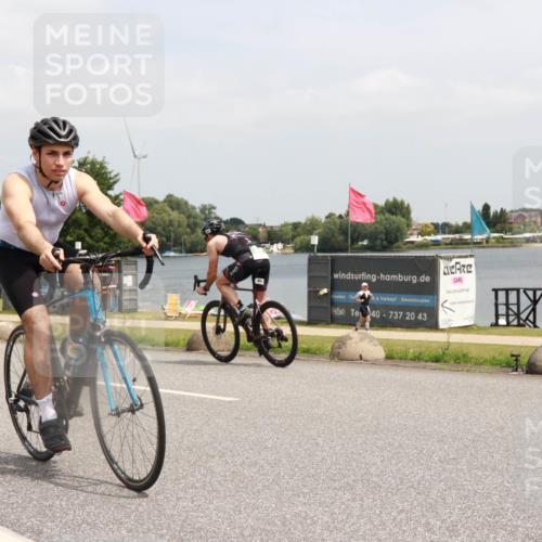 21.06.2025 - 27. Vierlanden-Triathlon H.Heesch http://msf.ph/oto/8015870 15.06.2025 12:04:19 Radfahren 19, 880, 932 meine-sportfotos.de