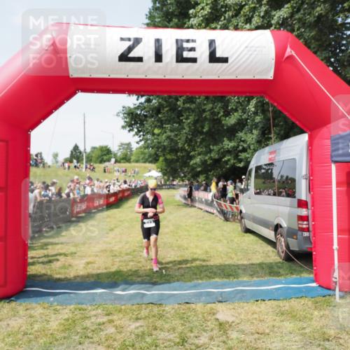 21.06.2025 - 27. Vierlanden-Triathlon MichiJ http://msf.ph/oto/8015893 15.06.2026 11:32:26 Ziel 523 meine-sportfotos.de