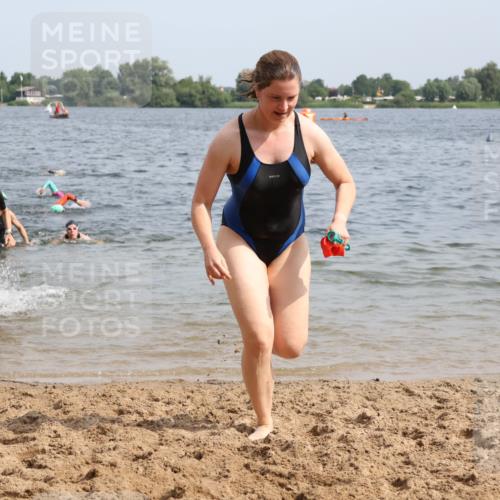 15.06.2025 - 27. Vierlanden-Triathlon Lena Gebhardt http://msf.ph/oto/8015897 15.06.2025 10:15:12 Schwimmen 480, 507, 542, 555, 579, 587, 597, 613, 635 meine-sportfotos.de