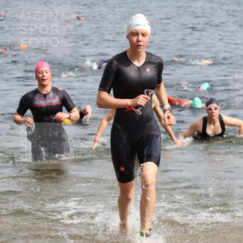15.06.2025 - 27. Vierlanden-Triathlon Lena Gebhardt http://msf.ph/oto/8015937 15.06.2025 10:15:13 Schwimmen 480, 507, 542, 555, 579, 587, 597, 613, 631, 635 meine-sportfotos.de