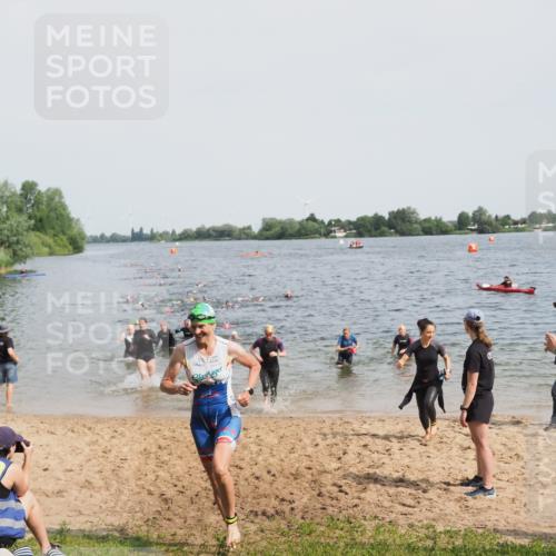 21.06.2025 - 27. Vierlanden-Triathlon MichiJ http://msf.ph/oto/8015939 15.06.2026 10:16:53 Schwimmen 471, 484, 501, 516, 551, 566, 595, 604, 610, 633 meine-sportfotos.de
