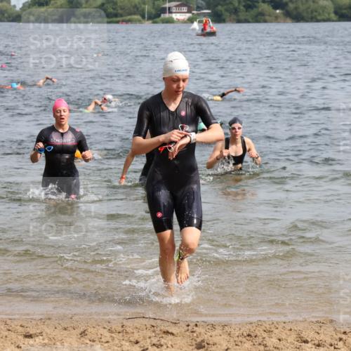 15.06.2025 - 27. Vierlanden-Triathlon Lena Gebhardt http://msf.ph/oto/8015968 15.06.2025 10:15:13 Schwimmen 480, 507, 542, 555, 579, 587, 597, 613, 631, 635 meine-sportfotos.de