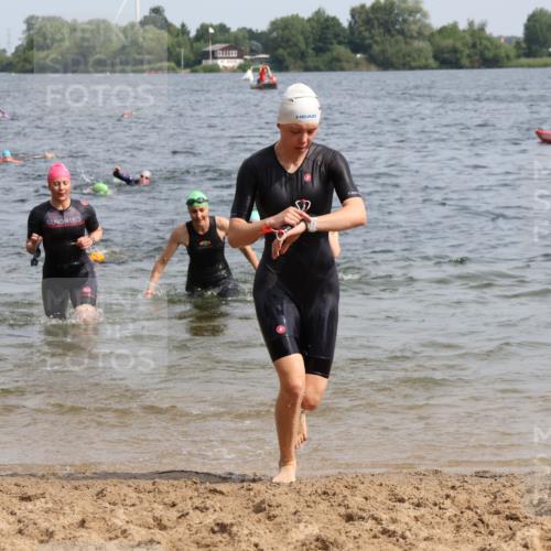 15.06.2025 - 27. Vierlanden-Triathlon Lena Gebhardt http://msf.ph/oto/8016003 15.06.2025 10:15:14 Schwimmen 480, 507, 542, 555, 579, 587, 597, 613, 631, 635 meine-sportfotos.de