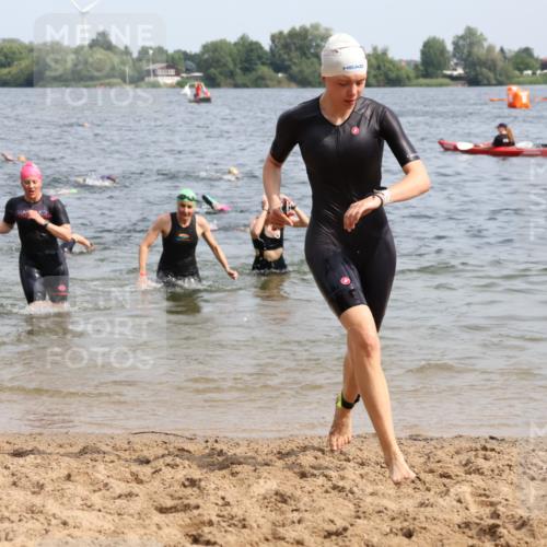 15.06.2025 - 27. Vierlanden-Triathlon Lena Gebhardt http://msf.ph/oto/8016027 15.06.2025 10:15:15 Schwimmen 480, 507, 542, 555, 579, 587, 597, 613, 631, 635 meine-sportfotos.de