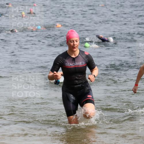 15.06.2025 - 27. Vierlanden-Triathlon Lena Gebhardt http://msf.ph/oto/8016041 15.06.2025 10:15:16 Schwimmen 480, 507, 542, 555, 579, 587, 597, 613, 631, 635 meine-sportfotos.de