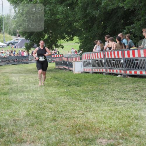 21.06.2025 - 27. Vierlanden-Triathlon KatJ http://msf.ph/oto/8016047 15.06.2025 13:14:18 Ziel 981 meine-sportfotos.de