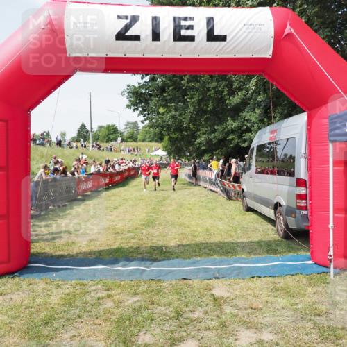 21.06.2025 - 27. Vierlanden-Triathlon MichiJ http://msf.ph/oto/8016071 15.06.2026 11:32:38 Ziel 614 meine-sportfotos.de