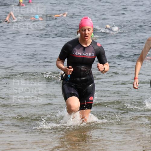 15.06.2025 - 27. Vierlanden-Triathlon Lena Gebhardt http://msf.ph/oto/8016074 15.06.2025 10:15:16 Schwimmen 480, 507, 542, 555, 579, 587, 597, 613, 631, 635 meine-sportfotos.de