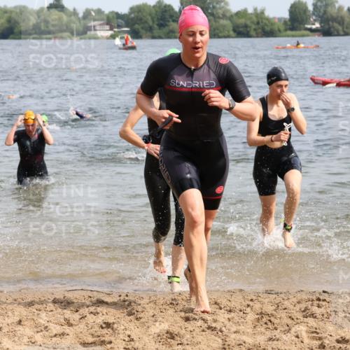 15.06.2025 - 27. Vierlanden-Triathlon Lena Gebhardt http://msf.ph/oto/8016173 15.06.2025 10:15:19 Schwimmen 480, 507, 542, 554, 555, 579, 587, 613, 631, 635 meine-sportfotos.de