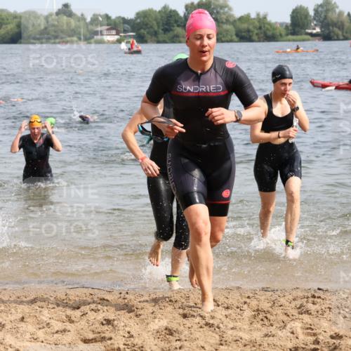 15.06.2025 - 27. Vierlanden-Triathlon Lena Gebhardt http://msf.ph/oto/8016187 15.06.2025 10:15:19 Schwimmen 480, 507, 542, 554, 555, 579, 587, 613, 631, 635 meine-sportfotos.de