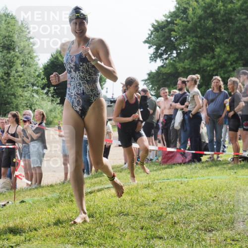 15.06.2025 - 27. Vierlanden-Triathlon KatJ http://msf.ph/oto/8016197 15.06.2025 10:15:53 Schwimmen 483, 505, 509, 564, 577, 590, 630 meine-sportfotos.de