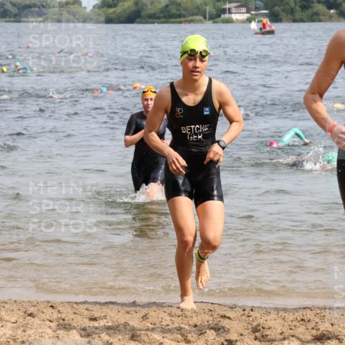 15.06.2025 - 27. Vierlanden-Triathlon Lena Gebhardt http://msf.ph/oto/8016223 15.06.2025 10:15:20 Schwimmen 480, 507, 542, 554, 555, 579, 613, 631 meine-sportfotos.de
