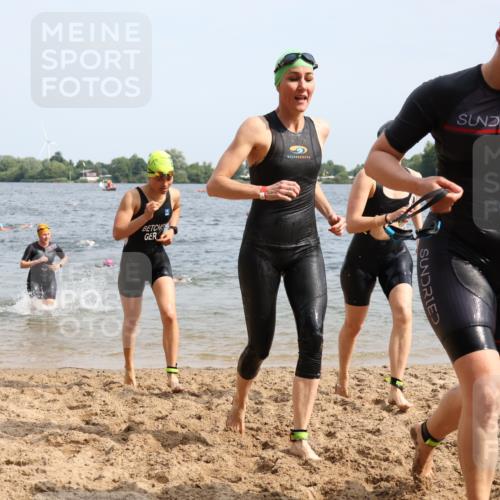15.06.2025 - 27. Vierlanden-Triathlon Lena Gebhardt http://msf.ph/oto/8016240 15.06.2025 10:15:21 Schwimmen 507, 542, 554, 555, 579, 613, 631 meine-sportfotos.de