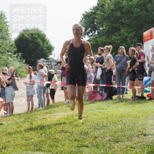 15.06.2025 - 27. Vierlanden-Triathlon KatJ http://msf.ph/oto/8016244 15.06.2025 10:15:54 Schwimmen 483, 505, 564, 577, 590, 630 meine-sportfotos.de