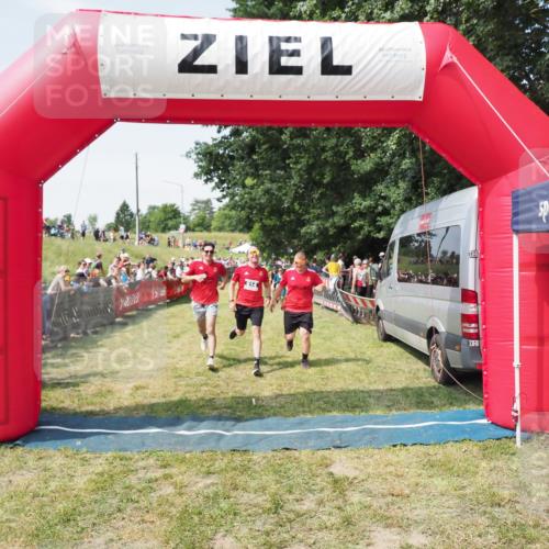 21.06.2025 - 27. Vierlanden-Triathlon MichiJ http://msf.ph/oto/8016246 15.06.2026 11:32:40 Ziel 487, 614 meine-sportfotos.de