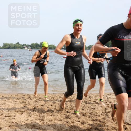 15.06.2025 - 27. Vierlanden-Triathlon Lena Gebhardt http://msf.ph/oto/8016251 15.06.2025 10:15:21 Schwimmen 507, 542, 554, 555, 579, 613, 631 meine-sportfotos.de
