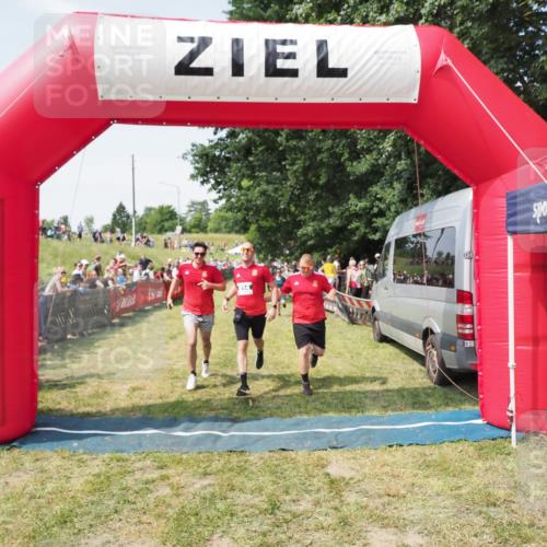 21.06.2025 - 27. Vierlanden-Triathlon MichiJ http://msf.ph/oto/8016259 15.06.2026 11:32:41 Ziel 480, 487, 614 meine-sportfotos.de