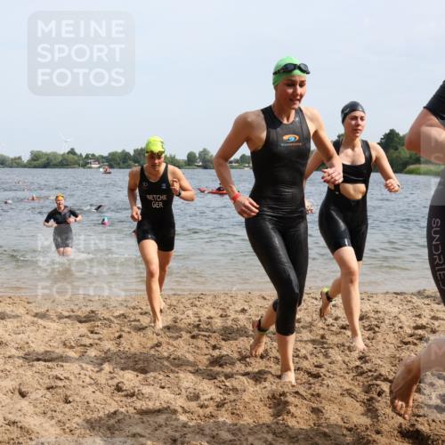 15.06.2025 - 27. Vierlanden-Triathlon Lena Gebhardt http://msf.ph/oto/8016290 15.06.2025 10:15:22 Schwimmen 507, 508, 542, 554, 555, 579, 613, 620, 631 meine-sportfotos.de