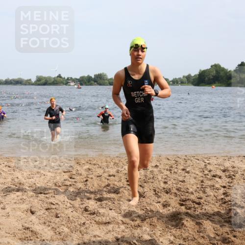 15.06.2025 - 27. Vierlanden-Triathlon Lena Gebhardt http://msf.ph/oto/8016323 15.06.2025 10:15:23 Schwimmen 507, 508, 511, 542, 554, 555, 579, 613, 620, 631 meine-sportfotos.de