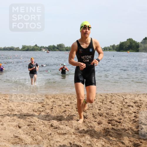 15.06.2025 - 27. Vierlanden-Triathlon Lena Gebhardt http://msf.ph/oto/8016330 15.06.2025 10:15:23 Schwimmen 507, 508, 511, 542, 554, 555, 579, 613, 620, 631 meine-sportfotos.de