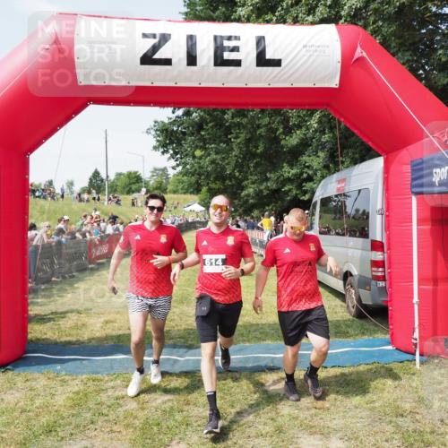 21.06.2025 - 27. Vierlanden-Triathlon MichiJ http://msf.ph/oto/8016351 15.06.2026 11:32:41 Ziel 480, 487, 614 meine-sportfotos.de