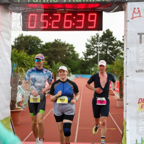 15.06.2025 - 7 Türme Triathlon Michael Strokosch http://msf.ph/oto/8016373 15.06.2025 15:26:39 Ziel 225, 1066, 1067 meine-sportfotos.de