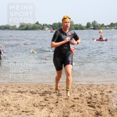 15.06.2025 - 27. Vierlanden-Triathlon Lena Gebhardt http://msf.ph/oto/8016378 15.06.2025 10:15:25 Schwimmen 507, 508, 511, 542, 554, 579, 613, 620, 631 meine-sportfotos.de