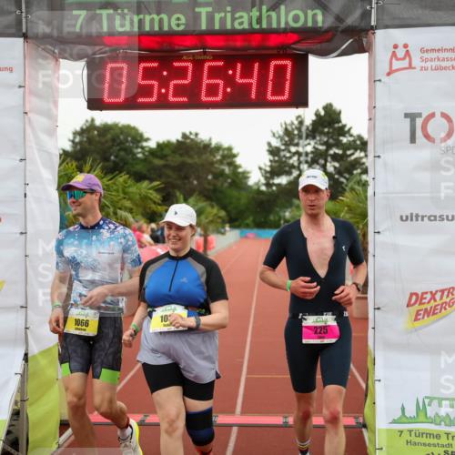 15.06.2025 - 7 Türme Triathlon Michael Strokosch http://msf.ph/oto/8016385 15.06.2025 15:26:40 Ziel 225, 1066, 1067 meine-sportfotos.de