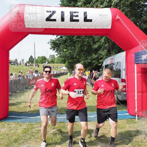 21.06.2025 - 27. Vierlanden-Triathlon MichiJ http://msf.ph/oto/8016387 15.06.2026 11:32:42 Ziel 480, 487, 614 meine-sportfotos.de