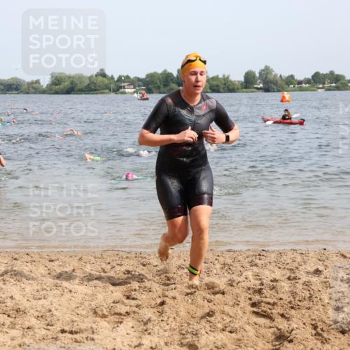 15.06.2025 - 27. Vierlanden-Triathlon Lena Gebhardt http://msf.ph/oto/8016395 15.06.2025 10:15:26 Schwimmen 508, 511, 542, 554, 579, 613, 620, 631 meine-sportfotos.de