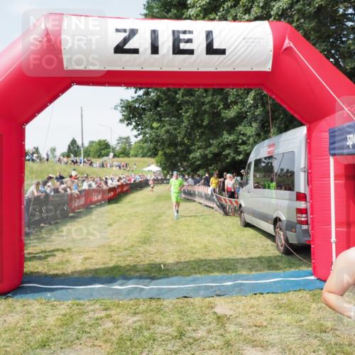 21.06.2025 - 27. Vierlanden-Triathlon MichiJ http://msf.ph/oto/8016435 15.06.2026 11:32:46 Ziel 391, 480, 487, 614 meine-sportfotos.de