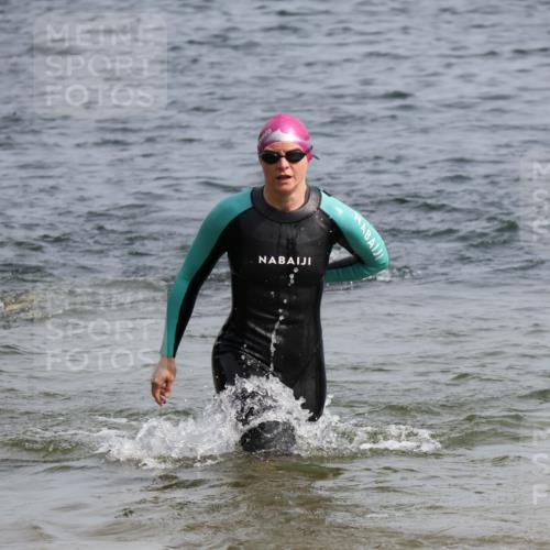 15.06.2025 - 27. Vierlanden-Triathlon Lena Gebhardt http://msf.ph/oto/8016447 15.06.2025 10:15:29 Schwimmen 508, 511, 542, 554, 579, 613, 620, 631 meine-sportfotos.de